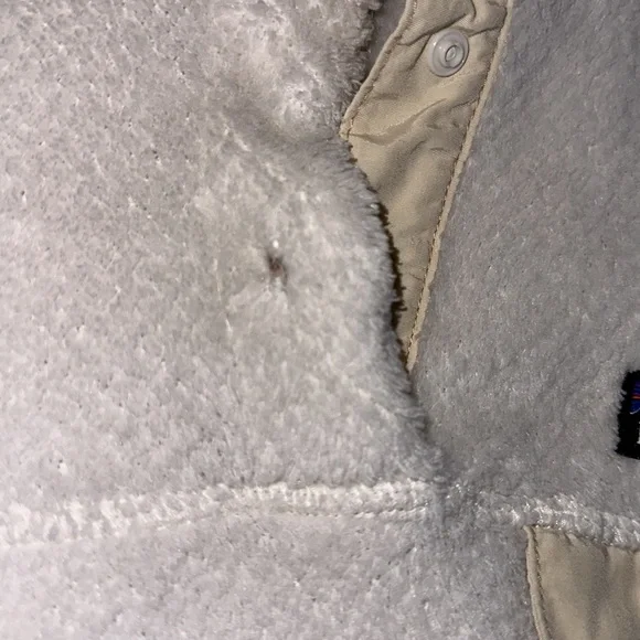 Patagonia size small re-tool snap fleece - raw linen- small hole - Picture 3 of 6